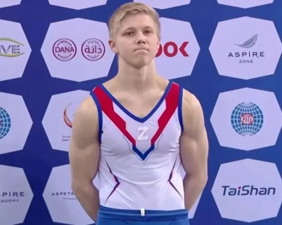Gimnasia artística: un atleta ruso subió al podio con un símbolo de la invasión a Ucrania