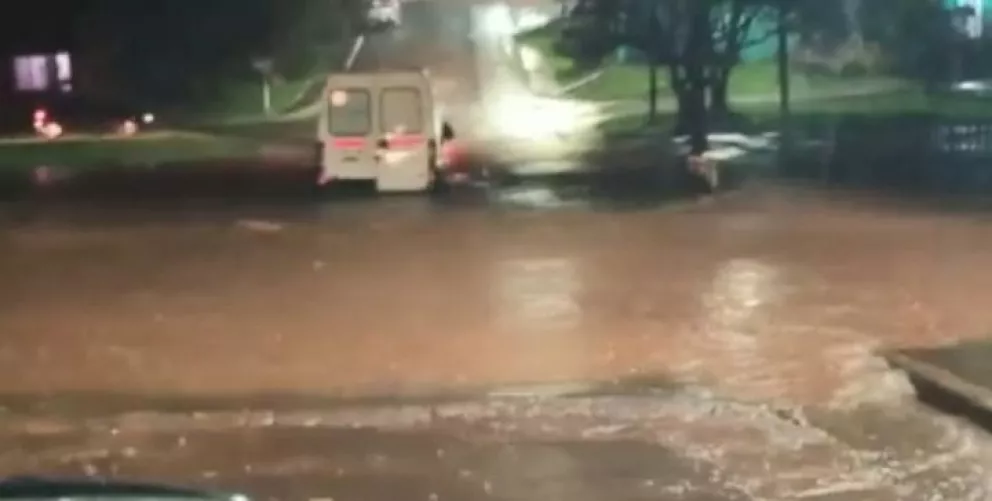 Grave accidente y calles anegadas a consecuencia de la copiosa lluvia en San Pedro