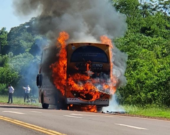Ómnibus se incendió en plena ruta N°12 en Eldorado