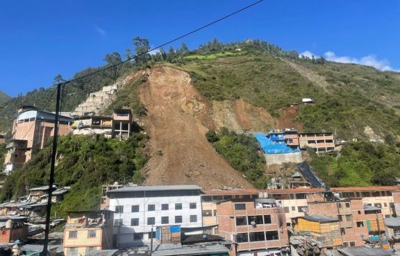 Perú: ladera de cerro se derrumba y sepulta 15 viviendas