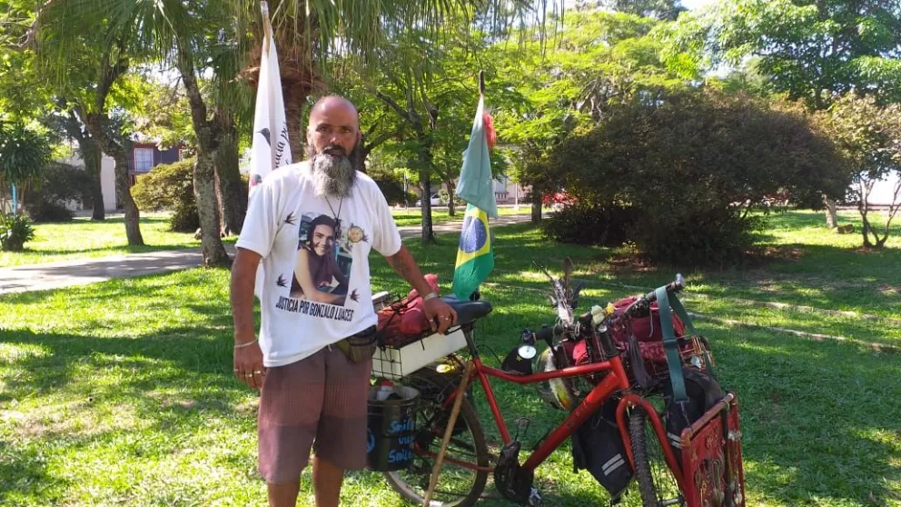 Biciviajero llegó a Santo Tomé con un pedido de penas más duras en casos de siniestros viales