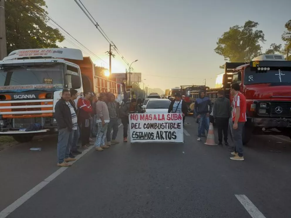 Tercer día de bloqueos y protestas en Paraguay por la suba en las naftas