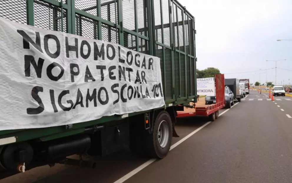 Protesta en la costanera posadeña por parte de propietarios de tráileres y casas rodantes 