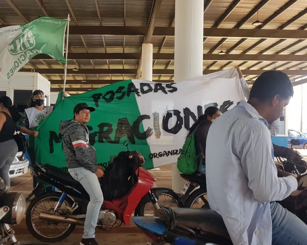Trabajadores de Migraciones reclaman aumento de sueldo y pase a planta de trabajadores 