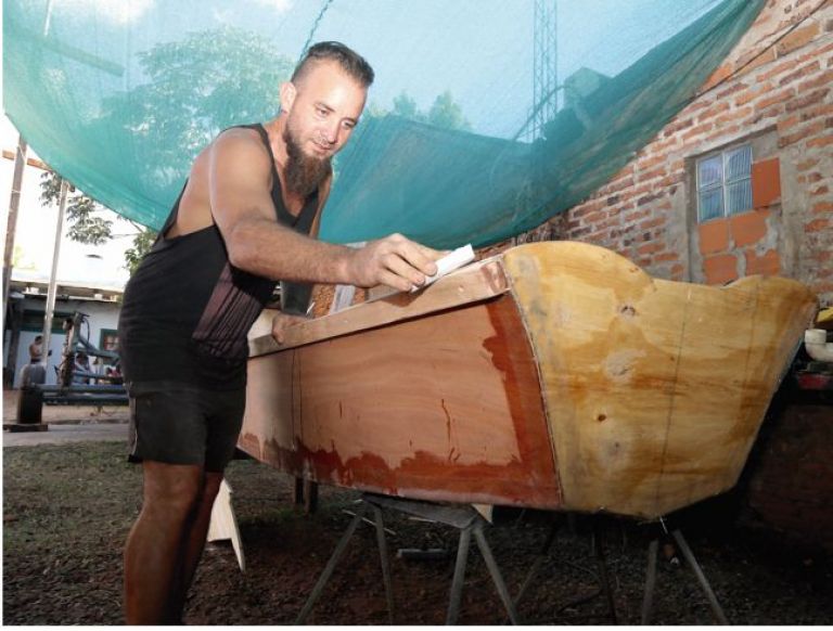De Posadas a Santa Fe, por el Paraná con un bote construido con  sus propias manos