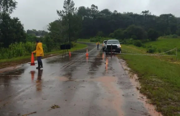 Por desborde del arroyo Tucangua se clausur el paso en una ruta en Ruiz de Montoya 