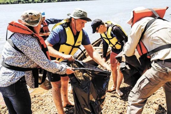 Con el lema "crear conciencia ambiental", se realizó la limpieza del río Uruguay 
