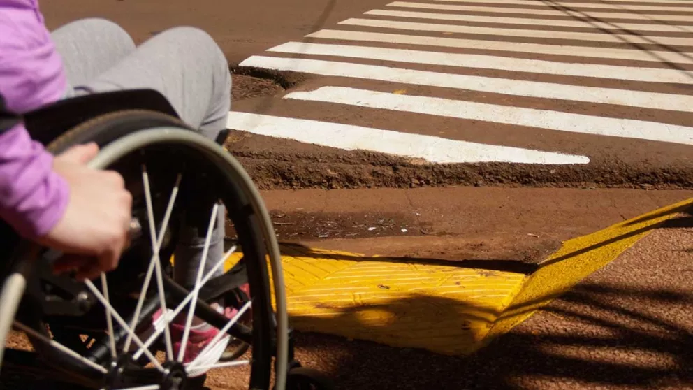 Barreras urbanas que restringen la libertad de las personas con discapacidad