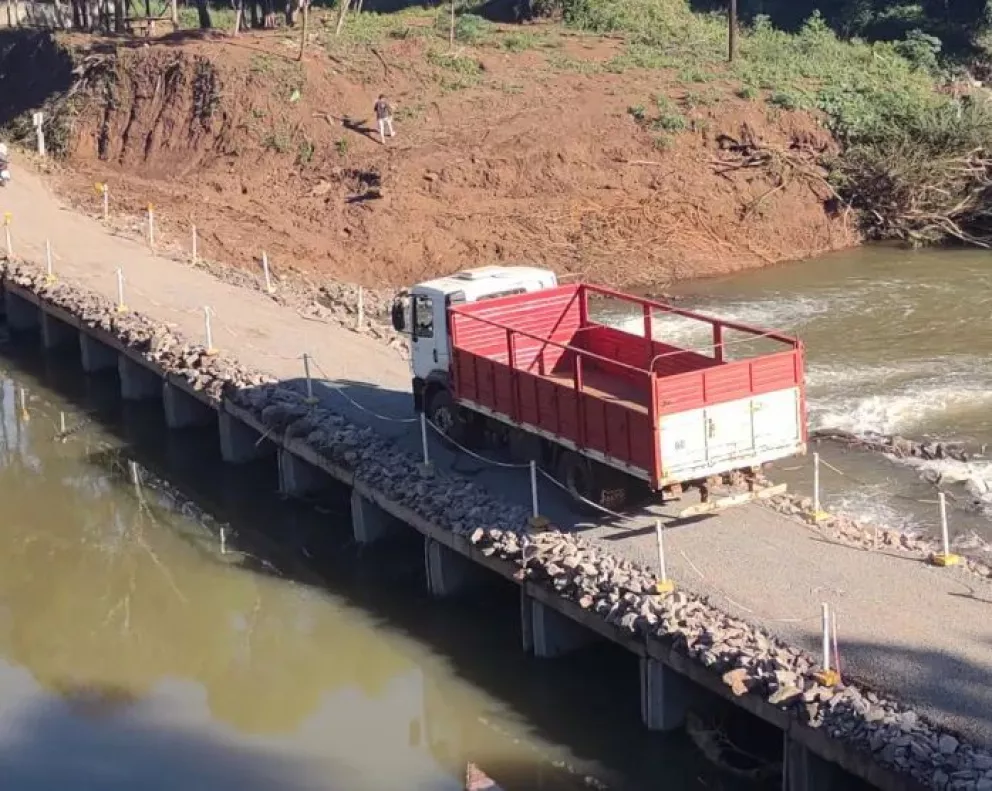 Por el aumento del caudal del agua, vuelven a cerrar el paso provisorio sobre el arroyo Pindaytí 
