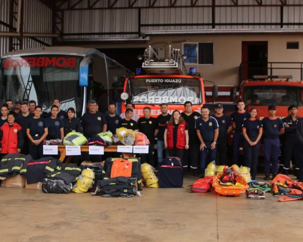 Bomberos Voluntarios de Iguazú y la ONG Española CIDE entregaron equipamiento a otros cuarteles
