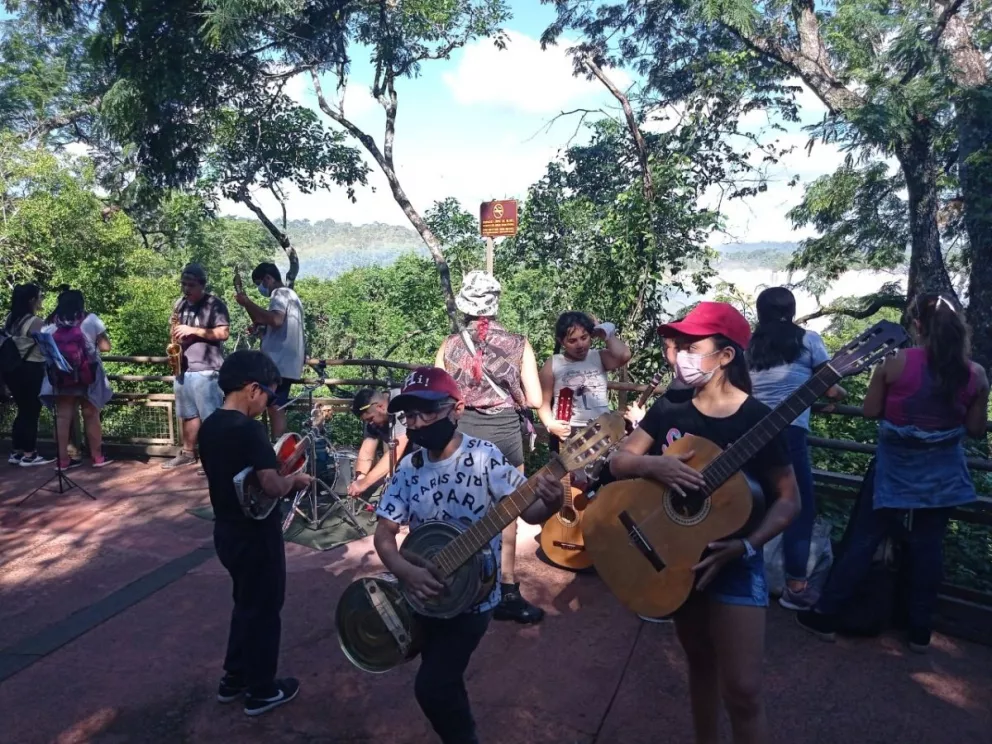 Orquesta de niños, niñas y adolescentes interpretaron su música en el Parque Nacional Iguazú