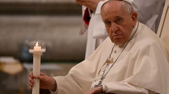  En la Vigilia de Pascua, Francisco pidió "gestos de paz" en medio de "los horrores de la guerra" 