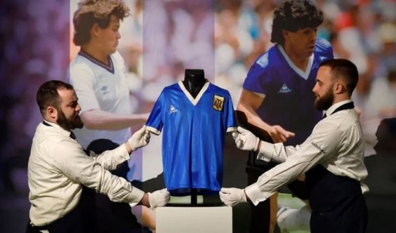 Se inició la subasta por la camiseta que Maradona usó ante Inglaterra en 1986