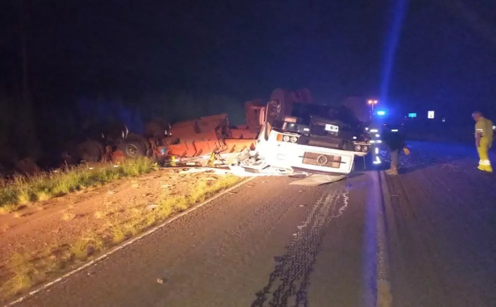 Camionero perdió la vida tras despiste y vuelco sobre ruta 12 a la altura de Loreto