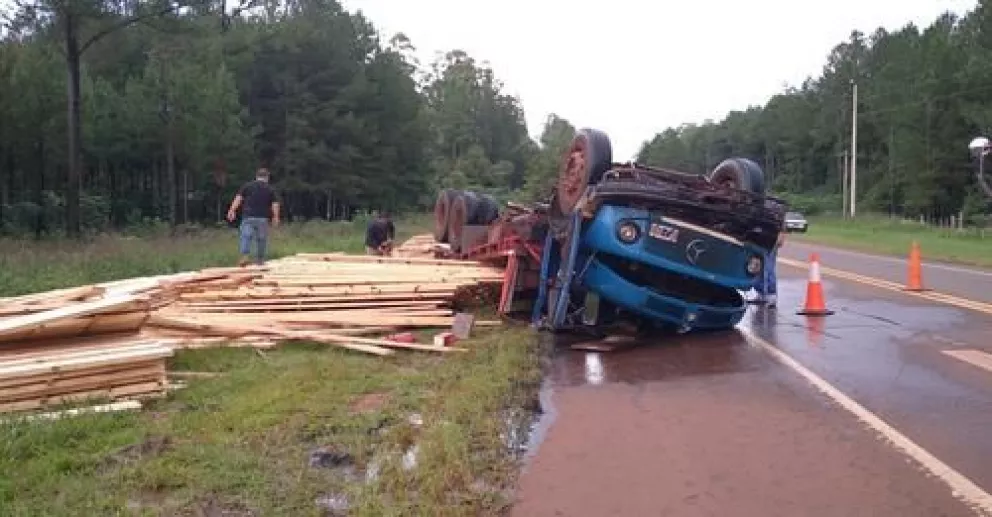 Caraguatay: volcó un camión cargado con madera sobre la ruta 12 