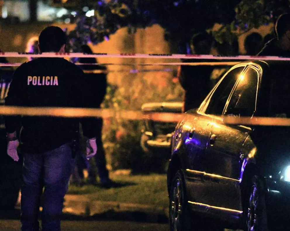 Rosario: asesinaron de 38 disparos a un joven y a su bebé y la policía investiga un ajuste narco