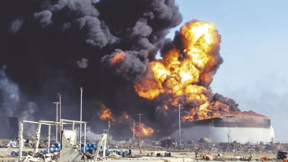 Explosión en una refinería de petróleo: más de 100 muertos
