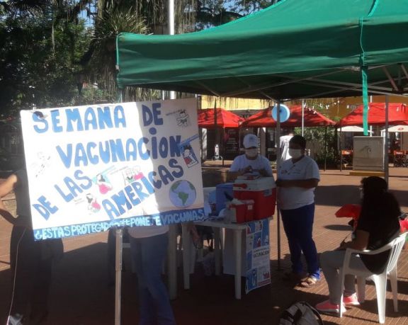 Eldorado: se lleva adelante el operativo de vacunación en la Plaza Sarmiento