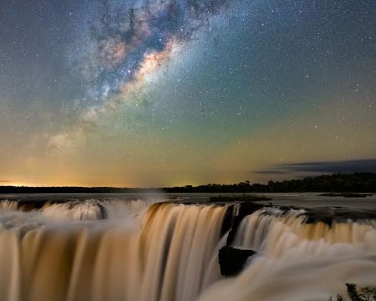 Tomaron fotos que muestran a las Cataratas argentinas de noche y bajo las estrellas Tomaron fotos que muestran a las Cataratas argentinas de noche y bajo las estrellas