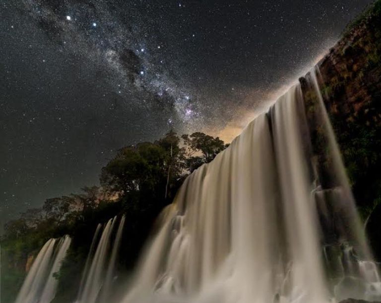 Tomaron fotos que muestran a las Cataratas argentinas de noche y bajo las estrellas