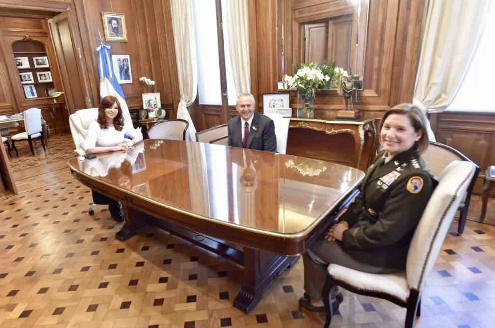 Cristina Kirchner recibió a la primera mujer militar en dirigir el Comando Sur de los EEUU