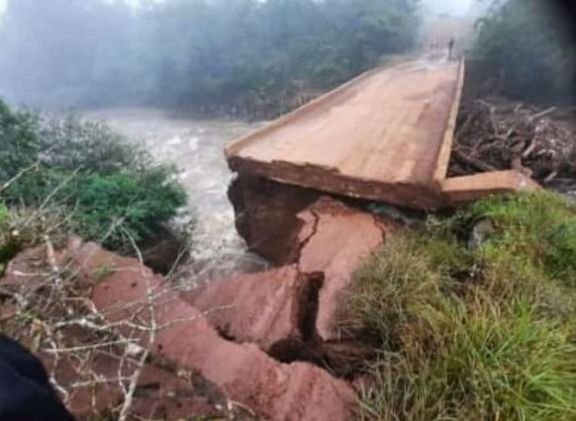 Vecinos de Santo Domingo Savio reclaman por la demora en el arreglo del puente que colapsó