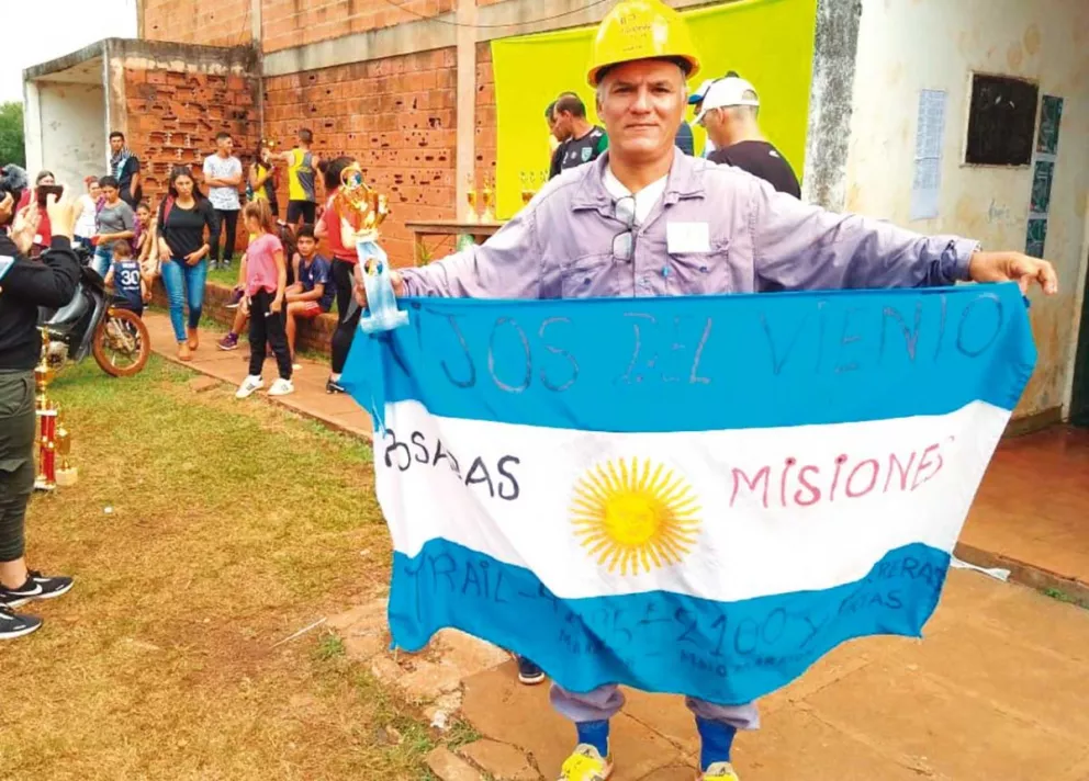 Un obrero del atletismo: corrió los 8K de San Martín Tour con ropa de grafa y casco
