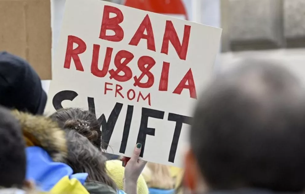 La UE retirará más bancos rusos del sistema swift por la invasión a Ucrania