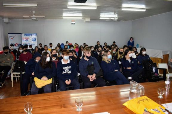 Montecarlo: estudiantes participaron de charla sobre trata de personas