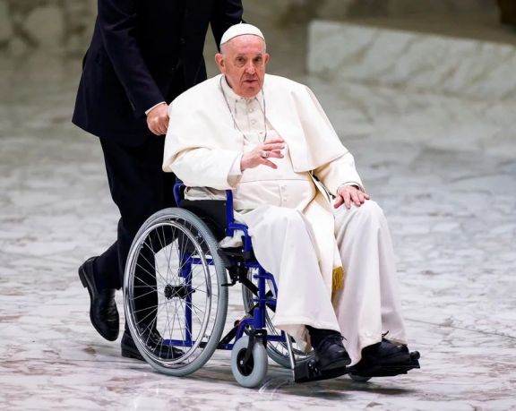 El papa Francisco utiliza una silla de ruedas por su dolor de rodilla