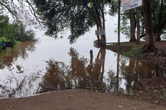 Panambí: el agua del río llegó al quincho del camping municipal