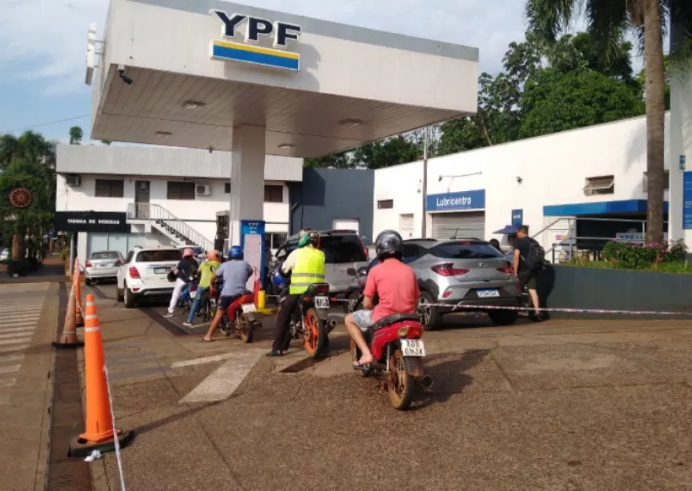Largas filas en las estaciones de servicio de Iguazú que tienen combustible