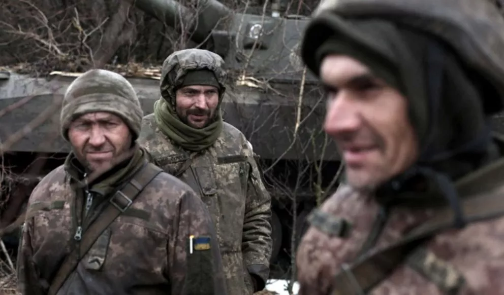 Más civiles evacuados de Mariupol, pese a que Ucrania denuncia a Rusia por violar la tregua