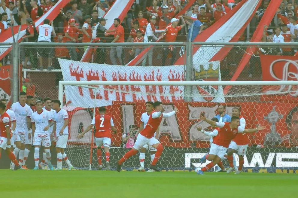  Independiente goleó a Huracán y lo dejó afuera de la fase final de la Copa 