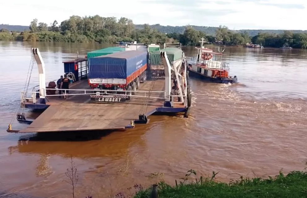 El río Uruguay sigue bajando y reanudan servicios de balsas